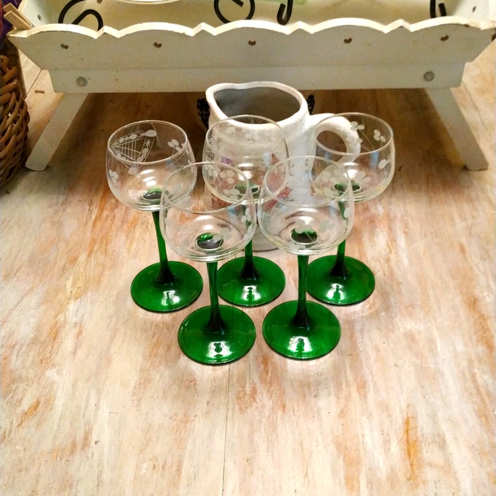 Long stem wine glasses..very elegant..never used.